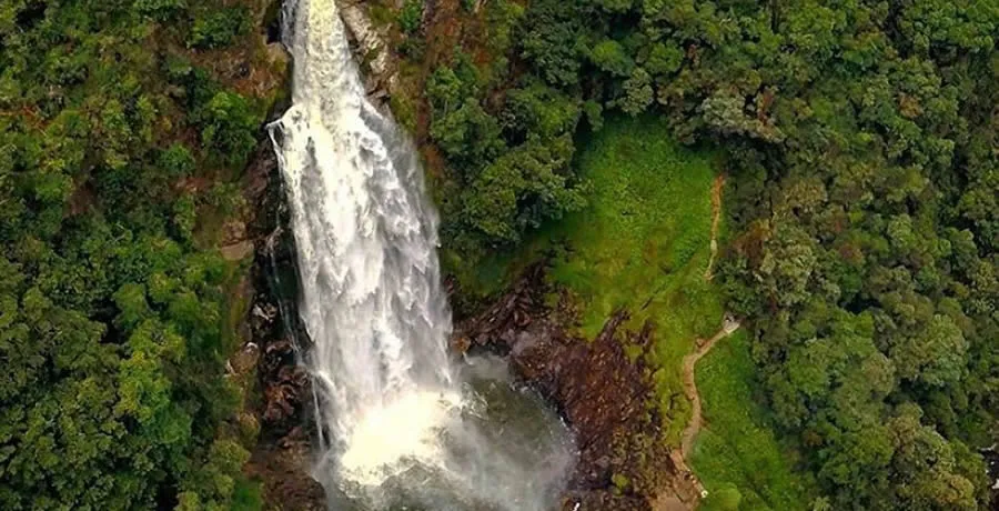 turismo en salto del buey entre la ceja antioquia y abejorral, colombia